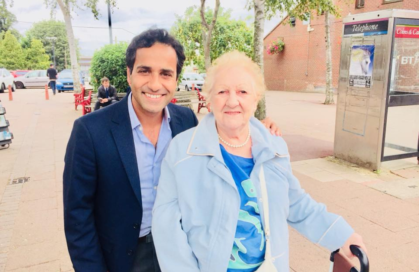 Rehman holds regular MP street surgery in Rainham Shops