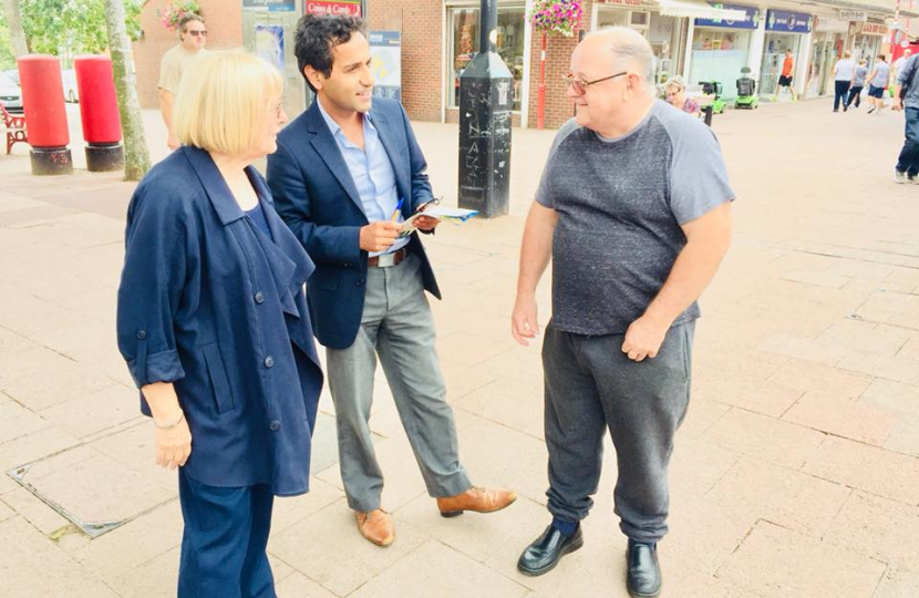 Rehman holds regular MP street surgery in Rainham Shops