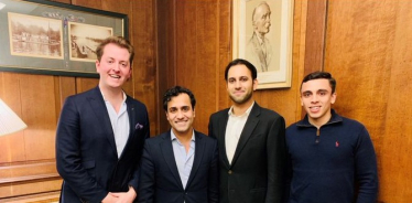 Rehman meets with students from Oxford University 